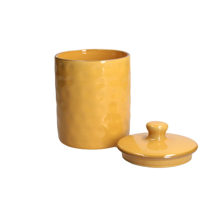 Contenitore barattolo in gres porcellanato di colore giallo ocra. Dimensioni e capacità: 1100 ml Concerto, con le sue tonalità iconiche e forme materiche, arriva anche in cucina grazie alla nuova collezione di Barattoli. Oggetti funzionali dal sapore contemporaneo. In negozio e online su tuttochic.live 