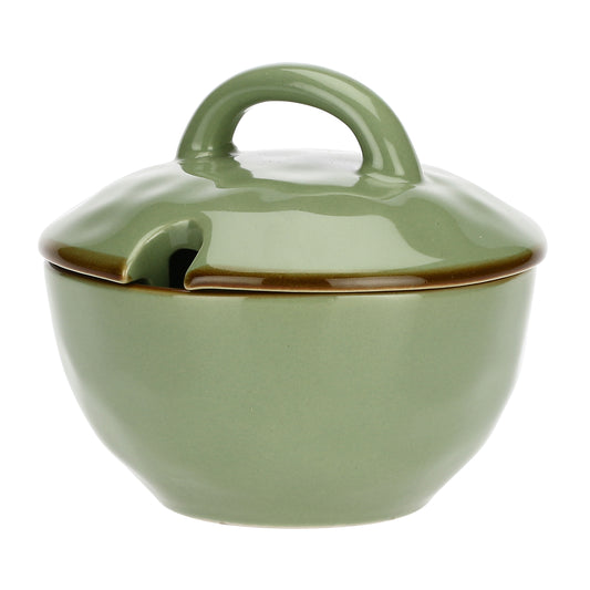 Zuccheriera con coperchio in porcellana di colore verde oliva. Dimensioni: Ø 11 cm, 250 cc Materiali: Stoneware. In negozio e online su tuttochic.live