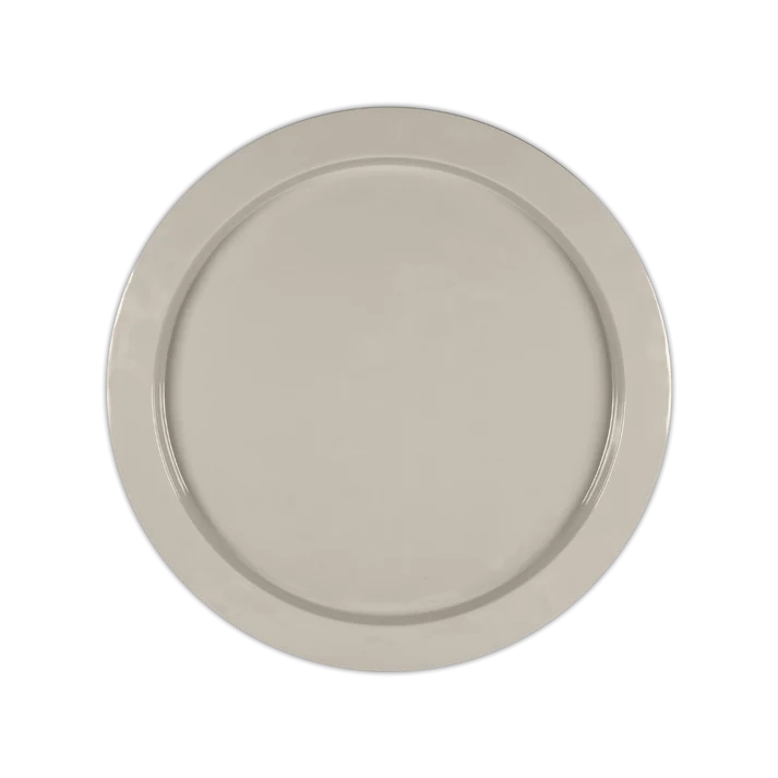 Vassoio rotondo in melamina di colore tortora dell'innovativa collezione Joke. Praticità che si unisce all’estetica per creare un matrimonio adatto per diverse occasioni: dalla cena chic in casa al brunch domenicale in giardino. Dimensioni: Ø 51 x 2 h cm. Lavastoviglie. No microonde. In negozio e online su tuttochic.live