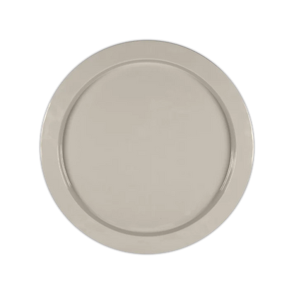 Vassoio rotondo in melamina di colore tortora dell'innovativa collezione Joke. Praticità che si unisce all’estetica per creare un matrimonio adatto per diverse occasioni: dalla cena chic in casa al brunch domenicale in giardino. Dimensioni: Ø 51 x 2 h cm. Lavastoviglie. No microonde. In negozio e online su tuttochic.live
