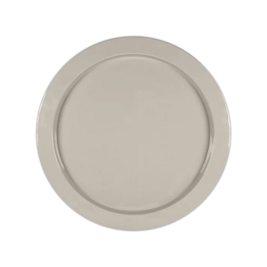 Vassoio rotondo in melamina di colore tortora dell'innovativa collezione Joke. Praticità che si unisce all’estetica per creare un matrimonio adatto per diverse occasioni: dalla cena chic in casa al brunch domenicale in giardino. Dimensioni: Ø 51 x 2 h cm. Lavastoviglie. No microonde. In negozio e online su tuttochic.live