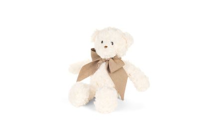 Orso di peluche morbido color panna con fiocco beige in tessuto al collo, collezione Vintage Toys di Nuvole di Stoffa, altezza 20 cm.