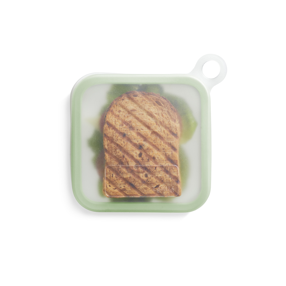 Involucro riutilizzabile per una conservazione dei panini facile ed ecologica. Lavabile in lavastoviglie - Resiste fino a 220° C e a -60°C Dimensioni: cm 18,1 x 18,1 x h 2,5 - Peso 171 gr. In negozio e online su tuttochic.live
