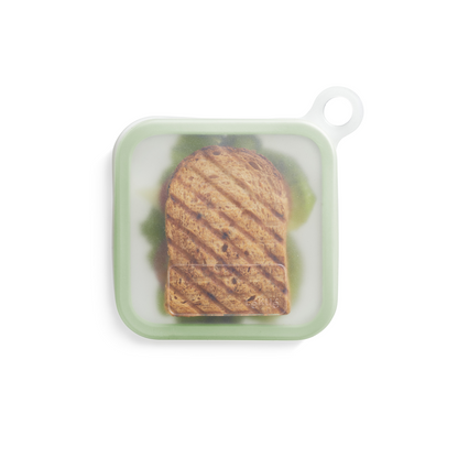 Involucro riutilizzabile per una conservazione dei panini facile ed ecologica. Lavabile in lavastoviglie - Resiste fino a 220° C e a -60°C Dimensioni: cm 18,1 x 18,1 x h 2,5 - Peso 171 gr. In negozio e online su tuttochic.live