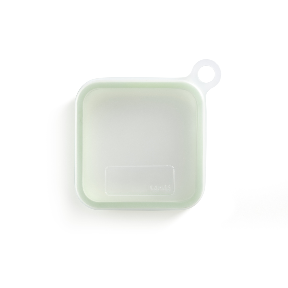 Involucro riutilizzabile per una conservazione dei panini facile ed ecologica. Lavabile in lavastoviglie - Resiste fino a 220° C e a -60°C Dimensioni: cm 18,1 x 18,1 x h 2,5 - Peso 171 gr. In negozio e online su tuttochic.live