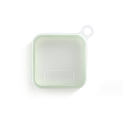 Involucro riutilizzabile per una conservazione dei panini facile ed ecologica. Lavabile in lavastoviglie - Resiste fino a 220° C e a -60°C Dimensioni: cm 18,1 x 18,1 x h 2,5 - Peso 171 gr. In negozio e online su tuttochic.live