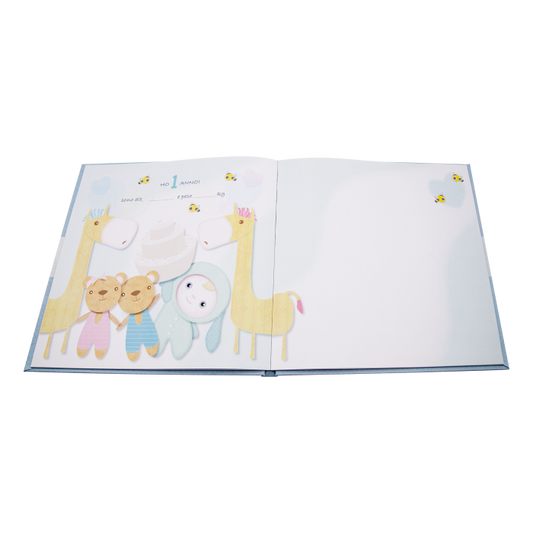 Album primo anno in carta con 60 pagine illustrate. Testo in italiano. Formato album: 26x26 cm. Illustrazioni di Michela Galassi. In negozio e online su tuttochic.live
