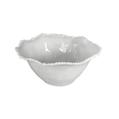 Insalatiera 20 cm in melamina di colore bianco dell'innovativa collezione Joke. Tonalità pastello e caratteristico bordo rivestito di micro sfere ornamentali fanno della linea in melamina un ottimo alleato per la tavola. Lavabile in Lavastoviglie. No microonde Dimensioni: Ø 20 cm. In negozio e online su tuttochic.live