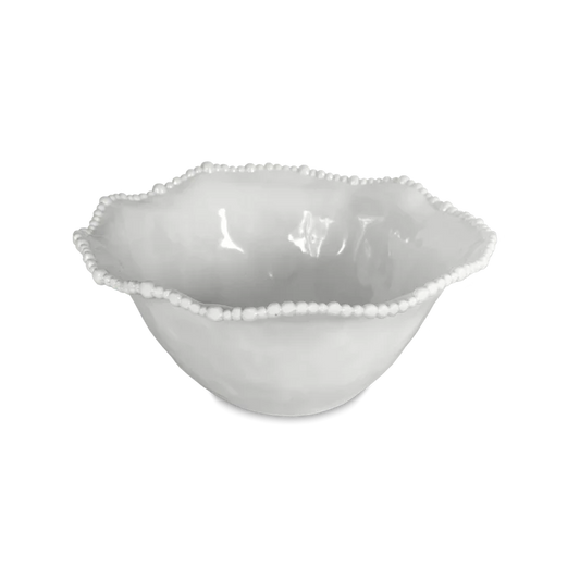 Insalatiera 20 cm in melamina di colore bianco dell'innovativa collezione Joke. Tonalità pastello e caratteristico bordo rivestito di micro sfere ornamentali fanno della linea in melamina un ottimo alleato per la tavola. Lavabile in Lavastoviglie. No microonde Dimensioni: Ø 20 cm. In negozio e online su tuttochic.live