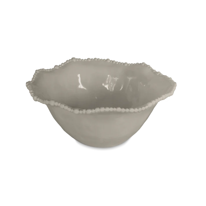 Insalatiera 35 cm in melamina di colore tortora dell'innovativa collezione Joke. Tonalità pastello e caratteristico bordo rivestito di micro sfere ornamentali fanno della linea in melamina un ottimo alleato per la tavola. Lavabile in Lavastoviglie. No microonde Dimensioni: Ø 35 cm. In negozio e online su tuttochic.live