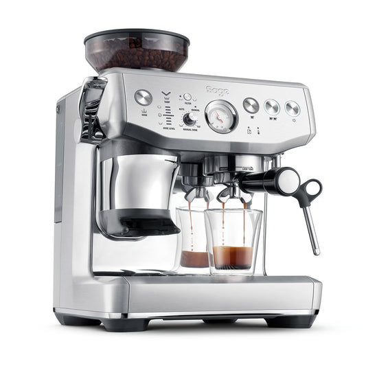 Macchina da caffè THE BARISTA EXPRESS IMPRESS di Sage con Il sistema Impress™ Puck. Meno sporco, più semplicità. Prepara un caffè di terza generazione comodamente a casa tua: dal chicco alla tazza in meno di un minuto. In negozio e online su tuttochic.live