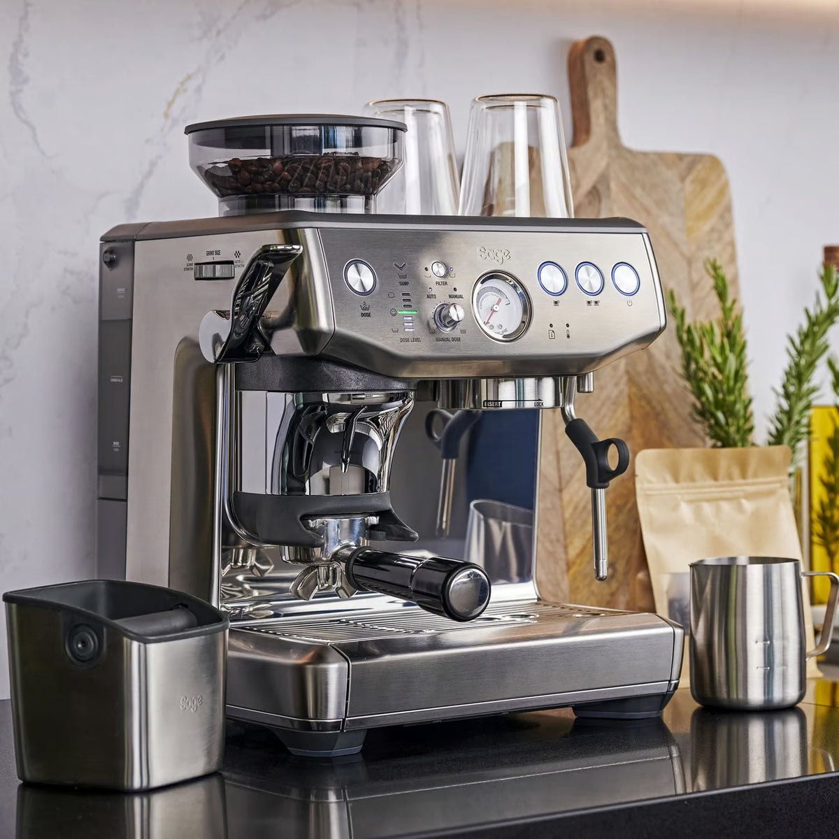 Macchina da caffè THE BARISTA EXPRESS IMPRESS di Sage con Il sistema Impress™ Puck. Meno sporco, più semplicità. Prepara un caffè di terza generazione comodamente a casa tua: dal chicco alla tazza in meno di un minuto. In negozio e online su tuttochic.live