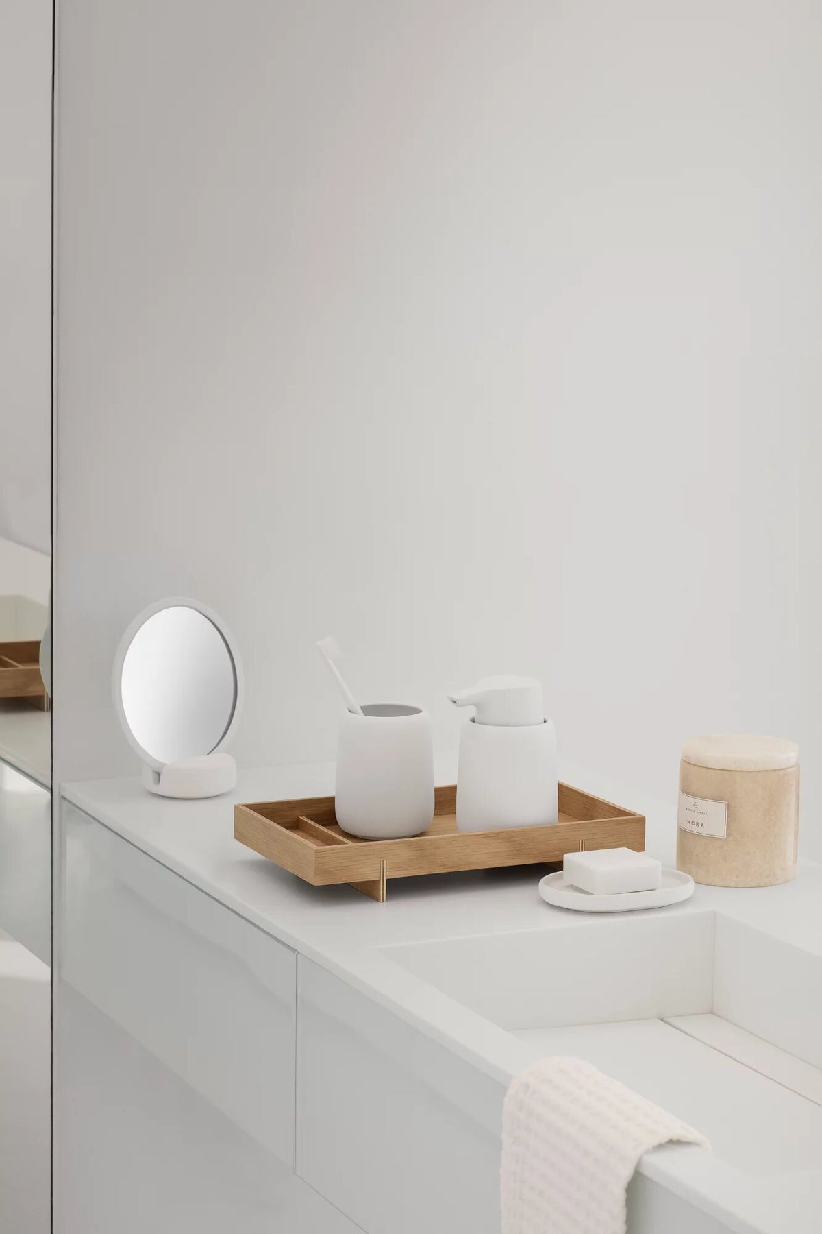 Specchio cosmetico da appoggio con ingrandimento 5x e base bianca collezione SONO di Blomus.