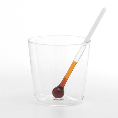 “Spritzometro” set realizzato in vetro borosilicato lavorato a mano, include due tumbler e una bacchetta di misurazione, ideati per garantire un’esperienza di aperitivo impeccabile. In negozio e online su tuttochic.live