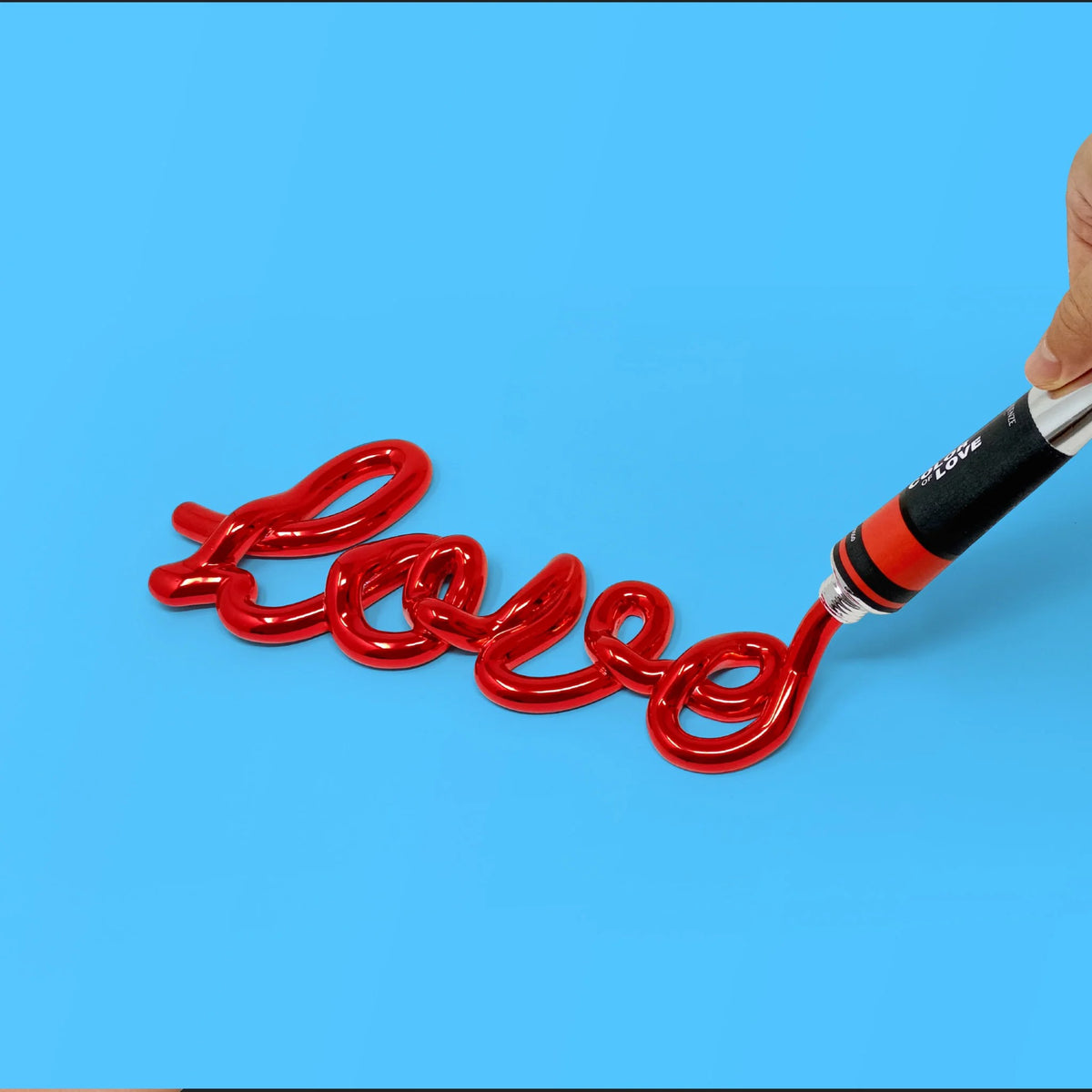 “The Color of Love” celebra la diversità e la bellezza dell’amore. Ogni scritta è composta da un colore, simboleggiando l’ampia gamma di sfumature e dimensioni che l’amore può assumere.  Realizzata in resina decorata - Made in Italy Dimensioni (LxPxH): 39 x 14 x 23 cm Peso: gr. 470. In negozio e online su tuttochic.live