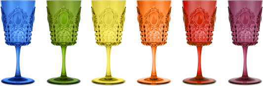 Set di 6 calici da vino colori assortiti in acrilico della collezione Baroque & Rock Anniversary. Opulenta e fastosa, minuziosa in ogni suo dettaglio. Dimensioni singolo calice: Ø 8,5 cm / h 20 cm Lavabile in lavastoviglie, no microonde. In negozio e online su tuttochic.live