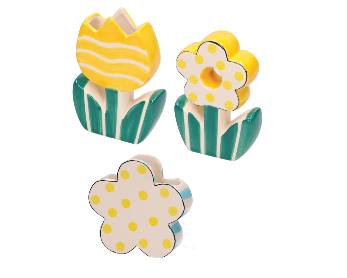 Set di 3 vasetti portafiori in ceramica dipinta a mano. Dimensioni: cm 12.5x3.5x11.5h - 10.5x3.5x15h - 10.5x3.5x15h. In negozio e online su tuttochic.live