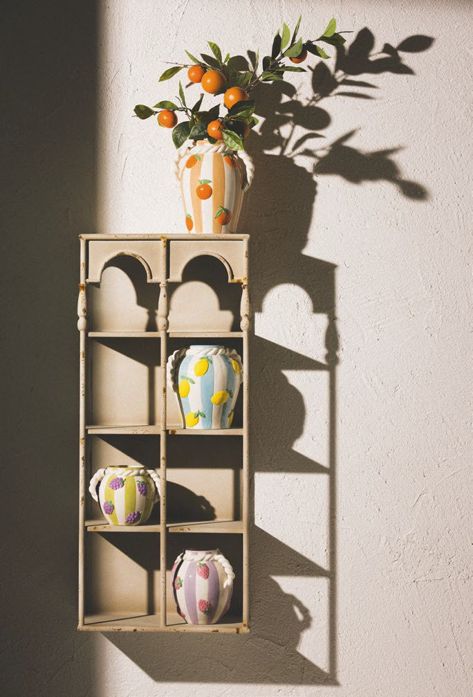 Vaso portafiori limoni in ceramica di EDG. Il suo design unico, decorato con limoni, darà un tocco di colore e vivacità a ogni ambiente. Dimensioni: cm Ø 17 x h 20. In negozio e online su tuttochic.live