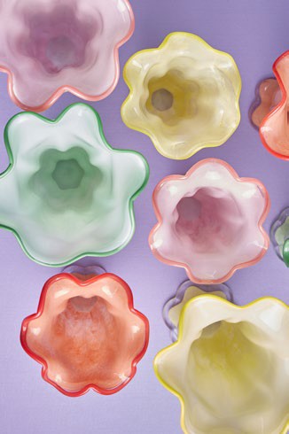 Il vaso portafiori Campanula in vetro h 25 è un vero e proprio gioiello d'arte per la tua casa. Disponibile in 4 colori. Dimensioni: cm Ø 16 x h 25. In negozio e online su tuttochic.live