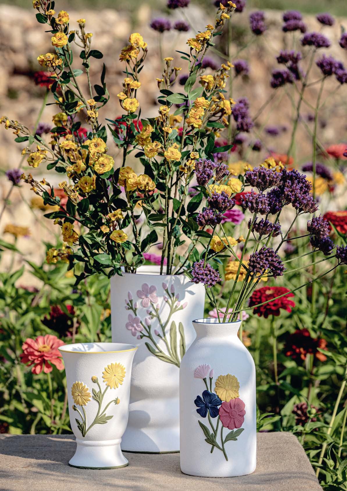 Vaso portafiori "Ingiardino" realizzato in ceramica bianca con un decoro a rilievo dipinto a mano. Dimensioni: cm 13 x 13.5 x 19 h. In negozio e online su tuttochic.live
