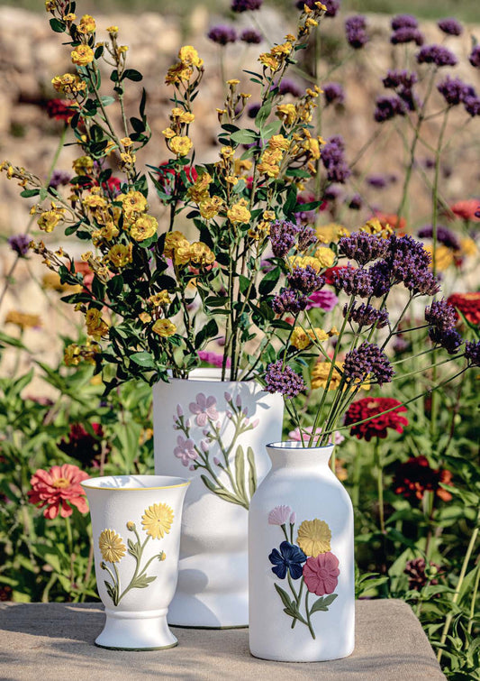 Vaso portafiori "Ingiardino" realizzato in ceramica bianca con un decoro a rilievo dipinto a mano. Dimensioni: cm 13 x 13.5 x 19 h. In negozio e online su tuttochic.live