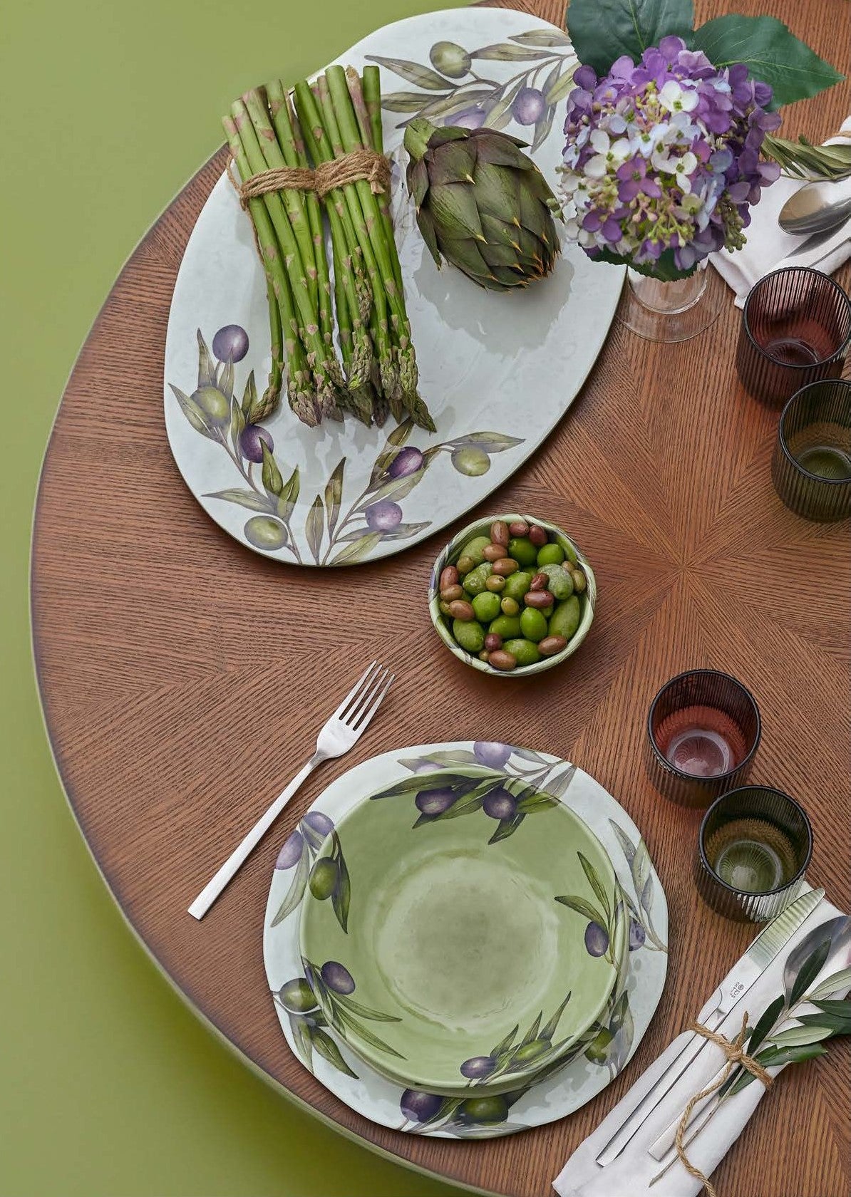 Set di 2 piatti piani in melamina decorati con foglie e frutti d'ulivo. La melamina, un materiale resistente, leggero, altamente igienico e di facile manutenzione. Dimensioni singolo piatto: cm Ø 27. Lavabile in lavastoviglie. Non Utilizzabile in microonde e in forno tradizionale. In negozio e online su tuttochic.live