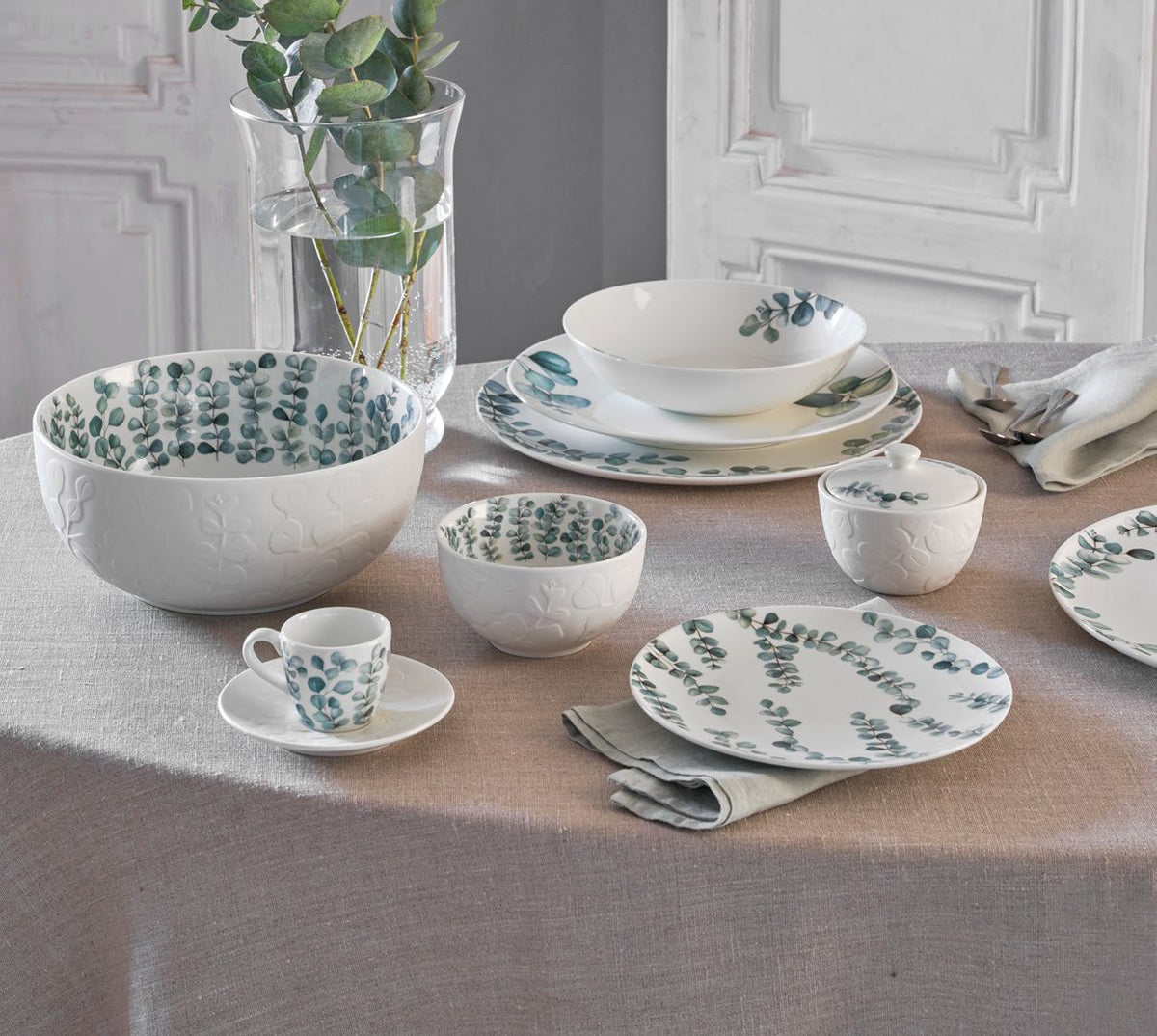 L’Insalatiera Sempreverde unisce l’eleganza raffinata della satin porcelain alla delicatezza di un decoro a rilievo ispirato alla natura. Ø cm 23 x h 10,5. In negozio e online su tuttochic.live 