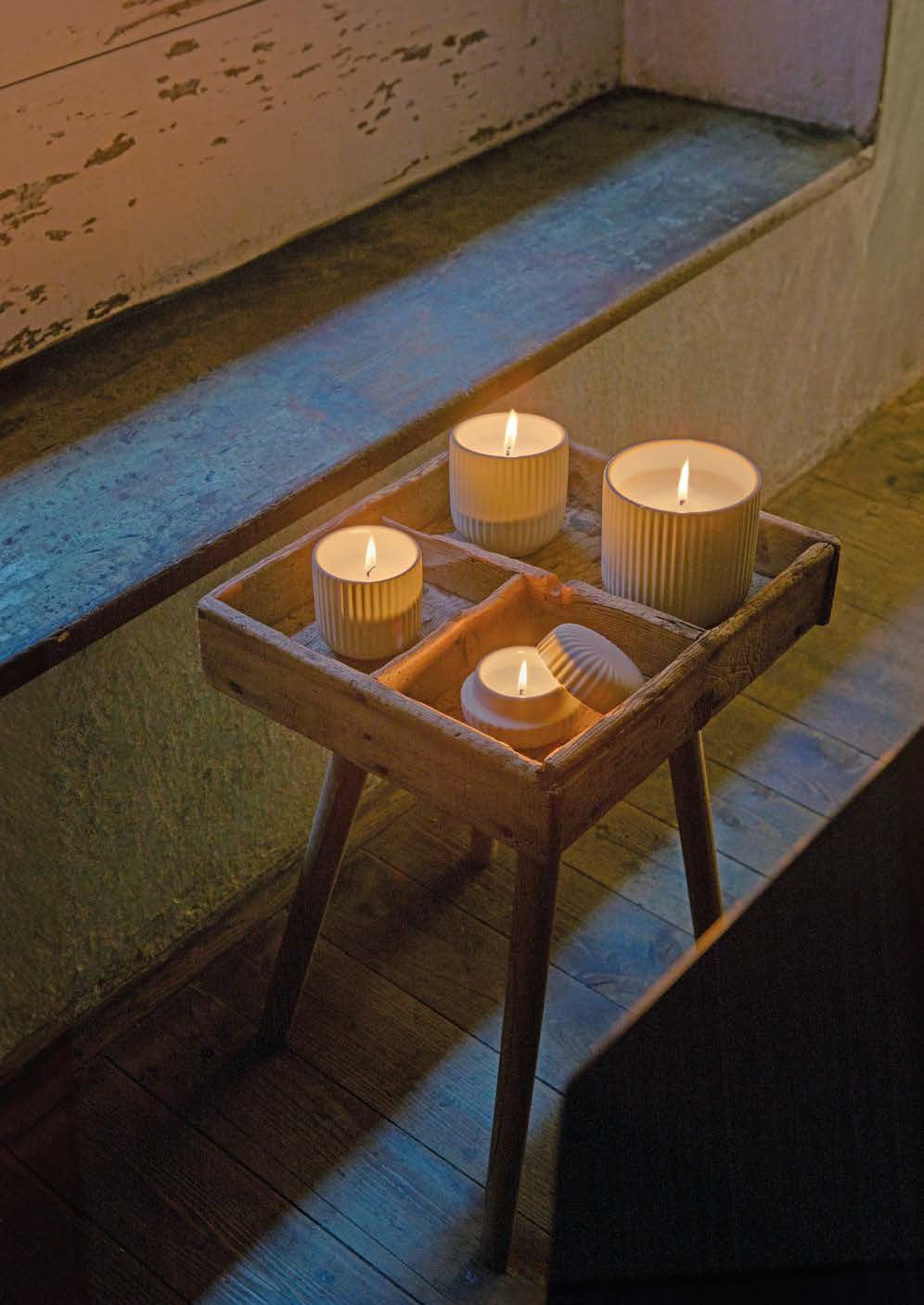 Sofisticata e unica, la candela profumata "Soffidiluce" è un'opera d'arte in ceramica, con un delicato effetto tattile. Disponibile in tre eleganti colori, dona un'atmosfera incantata e rilassante a ogni ambiente. Dimensioni: Ø 9 x 9 h cm. In negozio e online su tuttochic.live
