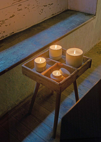 Sofisticata e unica, la candela profumata "Soffidiluce" è un'opera d'arte in ceramica, con un delicato effetto tattile. Disponibile in tre eleganti colori, dona un'atmosfera incantata e rilassante a ogni ambiente. Dimensioni: Ø 9 x 9 h cm. In negozio e online su tuttochic.live