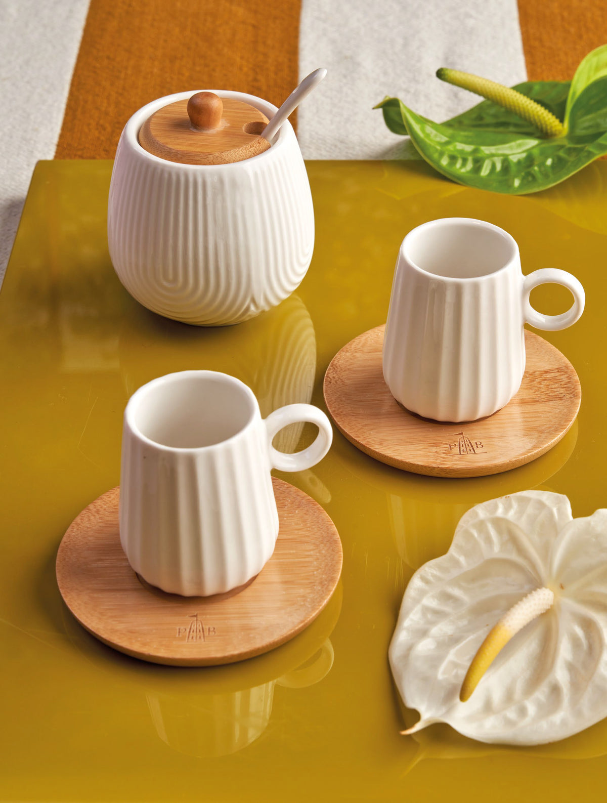 La zuccheriera "INTAVOLA" è realizzata in elegante porcellana con un pratico coperchio in legno chiaro. Con cucchiaino Capacità: 250 ml - dimensioni: cm 8 x h 9. In negozio e online su tuttochic.live
