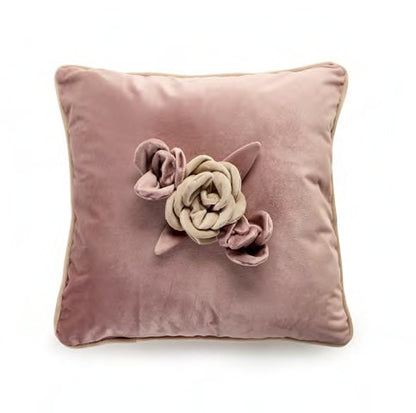 Cuscino quadrato in velluto. Disponibile in tre colori: Lilla e Verde, non sfoderabile. Dimensioni: cm 45x45. In negozio e online su tuttochic.live