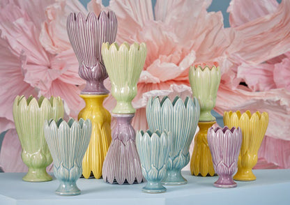 Il Vaso Freaky Foglie Coppa è un originale vaso di ceramica dipinto a mano, che con la sua forma unica e artistica aggiungerà un tocco di eclettismo e bellezza alla tua casa. Disponibile in 3 colori: Giallo - Viola e Verde chiaro Dimensioni: cm Ø 10 x h 17,5. In negozio e online su tuttochic.live