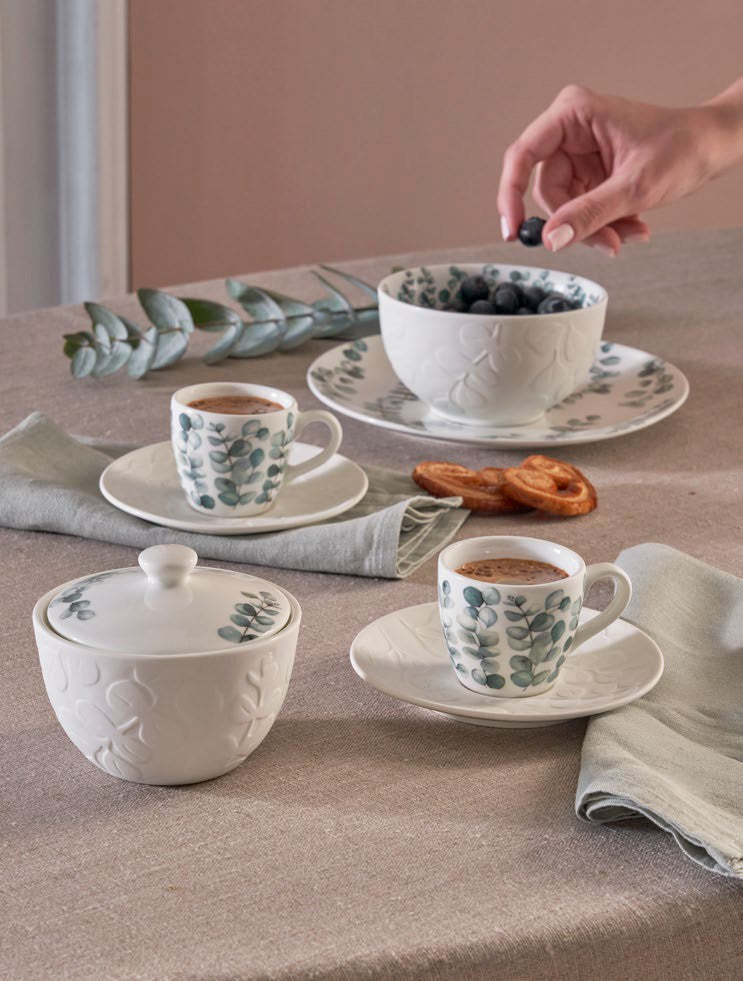 La Zuccheriera Sempreverde unisce l’eleganza raffinata della satin porcelain alla delicatezza naturale di un decoro a rilievo Dimensioni totali : Ø cm 10 x h 8 - 240 ml. In negozio e online su tuttochic.live 