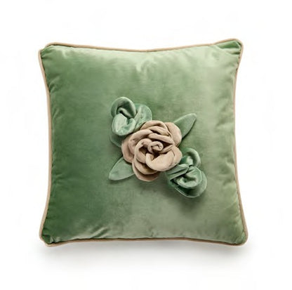 Cuscino quadrato in velluto. Disponibile in tre colori: Lilla e Verde, non sfoderabile. Dimensioni: cm 45x45. In negozio e online su tuttochic.live