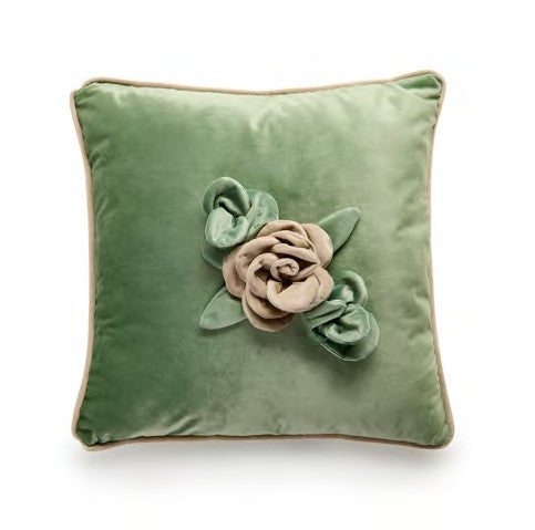 Cuscino quadrato in velluto. Disponibile in tre colori: Lilla e Verde, non sfoderabile. Dimensioni: cm 45x45. In negozio e online su tuttochic.live