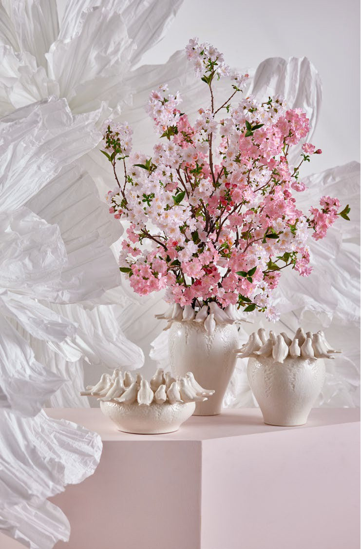 Il vaso portafiori in ceramica racchiude delicate decorazioni di piccole colombe. Perfetto per contenere acqua e accogliere fiori freschi. Colore: avorio Dimensioni: cm Ø 29 x h 33. In negozio e online su tuttochic.live