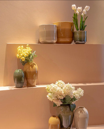 Cachepot in gres decorato con smalto craquelè di colore verde sono pronte a ospitare piante e fiori, per rispondere a un gusto sobrio ed elegante. In negozio e online su tuttochic.live