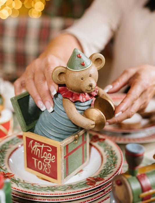 Decorazione natalizia in resina con orsetto che spunta da una scatola regalo, stile giocattolo d'epoca, collezione Vintage Toys Nuvole di Stoffa, Tutto Chic.