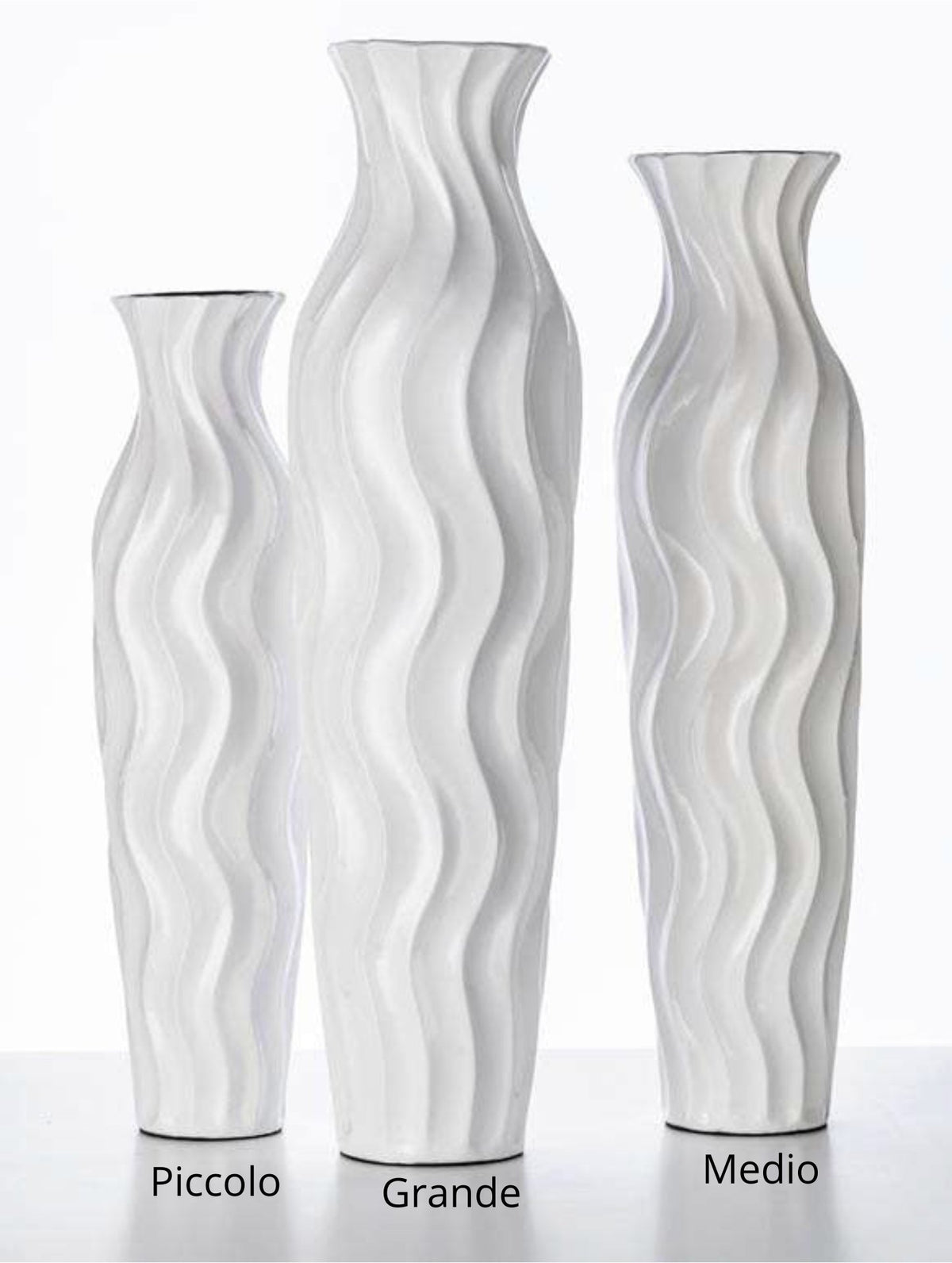 Set di tre vasi Montréal in ceramica laccata bianco lucido con trama a onde, altezze 72 cm, 83 cm e 91 cm, brand Ambienti Glamour, vasi di design da terra, Tutto Chic.