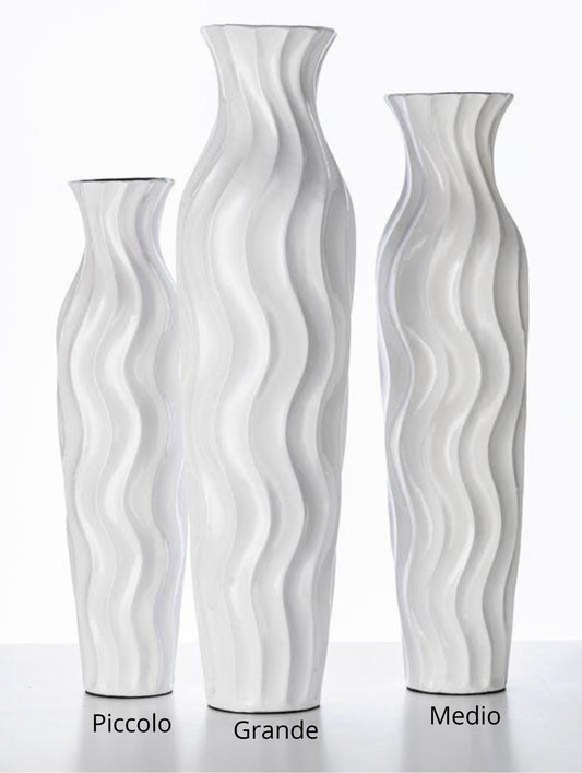 Set di tre vasi Montréal in ceramica laccata bianco lucido con trama a onde, altezze 72 cm, 83 cm e 91 cm, brand Ambienti Glamour, vasi di design da terra, Tutto Chic.