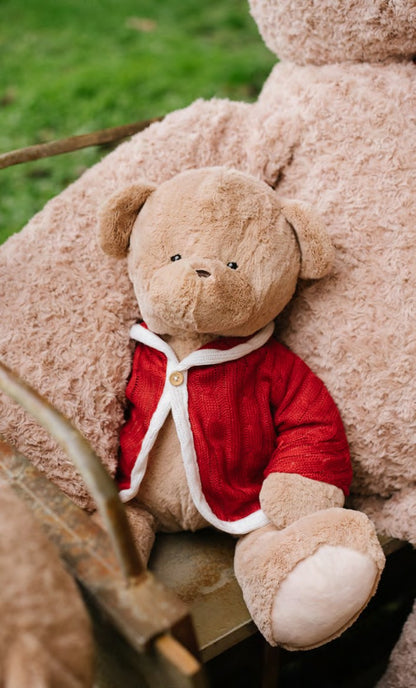 Imponente orso di peluche vintage alto 100 cm con giacca in maglia rossa e bottone in legno, seduto, collezione di lusso Vintage Toys Nuvole di Stoffa, Tutto Chic.