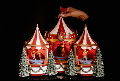 Grande carillon natalizio a forma di circo vintage a tre cupole rosse e panna in resina, con personaggi animati di leone, cavallo ed elefante, decorato con alberi di pino e illuminato da tantissime luci LED calde, collezione Velvet Luxury Nuvole di Stoffa, Tutto Chic.