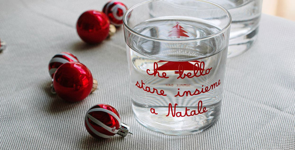 Esaltate la vostra tavola con il Set 6 Bicchieri acqua "che bello stare insieme a Natale". Realizzati in vetro temperato con una delicata scritta rosso rubino serigrafata, questi bicchieri sono perfetti per aggiungere un tocco di eleganza durante le festività.  Capacità: 35,5 cl. In negozio e online su tuttochic.live