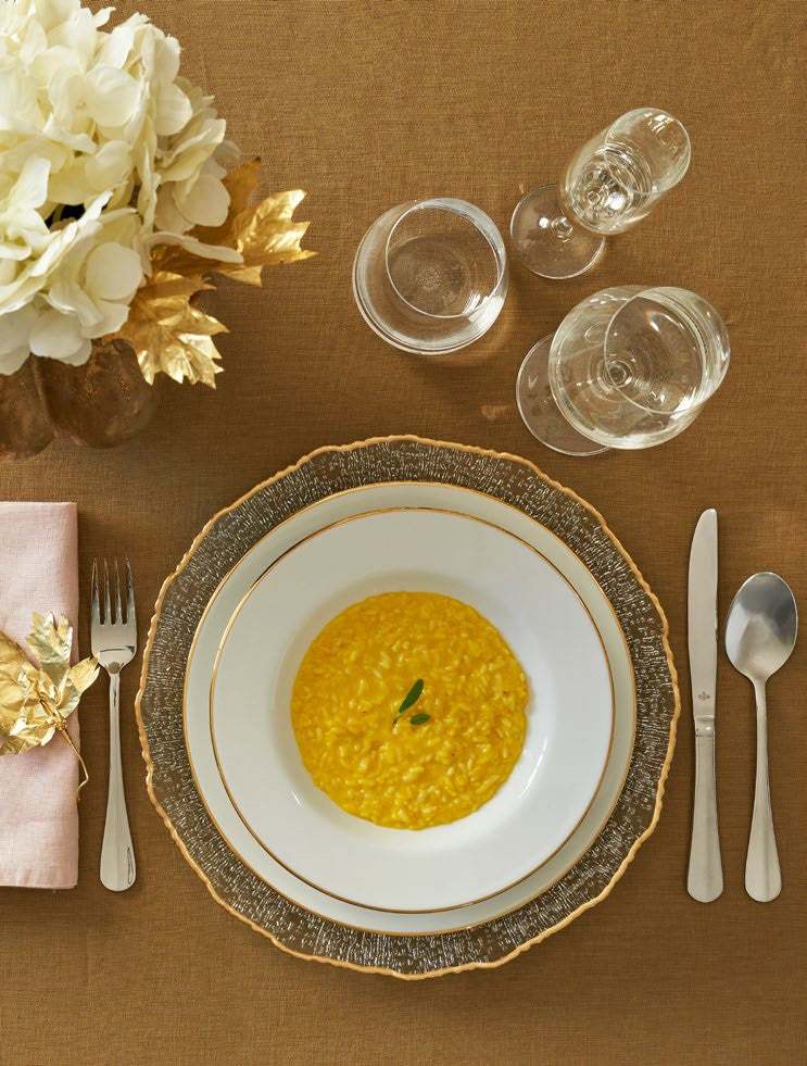Questi piatti MAESTÀ, sono realizzati in porcellana satinata con un filo d'oro. In negozio e online su tuttochic.live