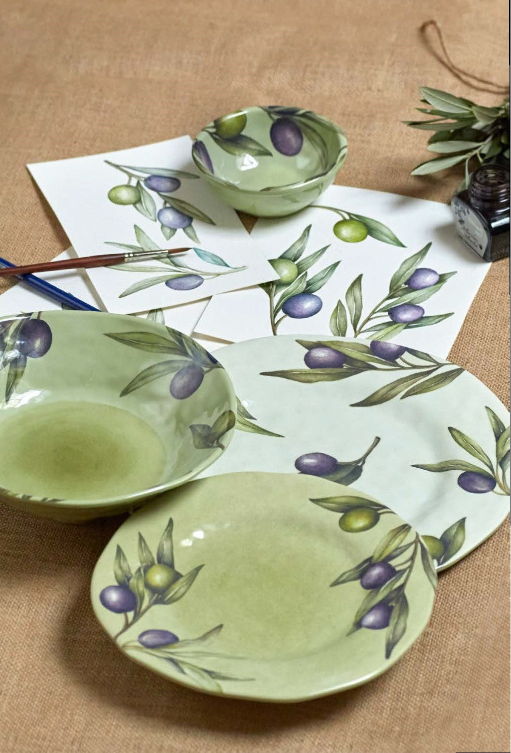 Set di 2 piatti frutta in melamina decorati con foglie e frutti d'ulivo. La melamina, un materiale resistente, leggero, altamente igienico e di facile manutenzione. Dimensioni singolo piatto: cm Ø 21. Lavabile in lavastoviglie. Non Utilizzabile in microonde e in forno tradizionale. In negozio e online su tuttochic.live