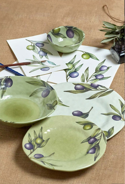 Set di 2 piatti frutta in melamina decorati con foglie e frutti d'ulivo. La melamina, un materiale resistente, leggero, altamente igienico e di facile manutenzione. Dimensioni singolo piatto: cm Ø 21. Lavabile in lavastoviglie. Non Utilizzabile in microonde e in forno tradizionale. In negozio e online su tuttochic.live