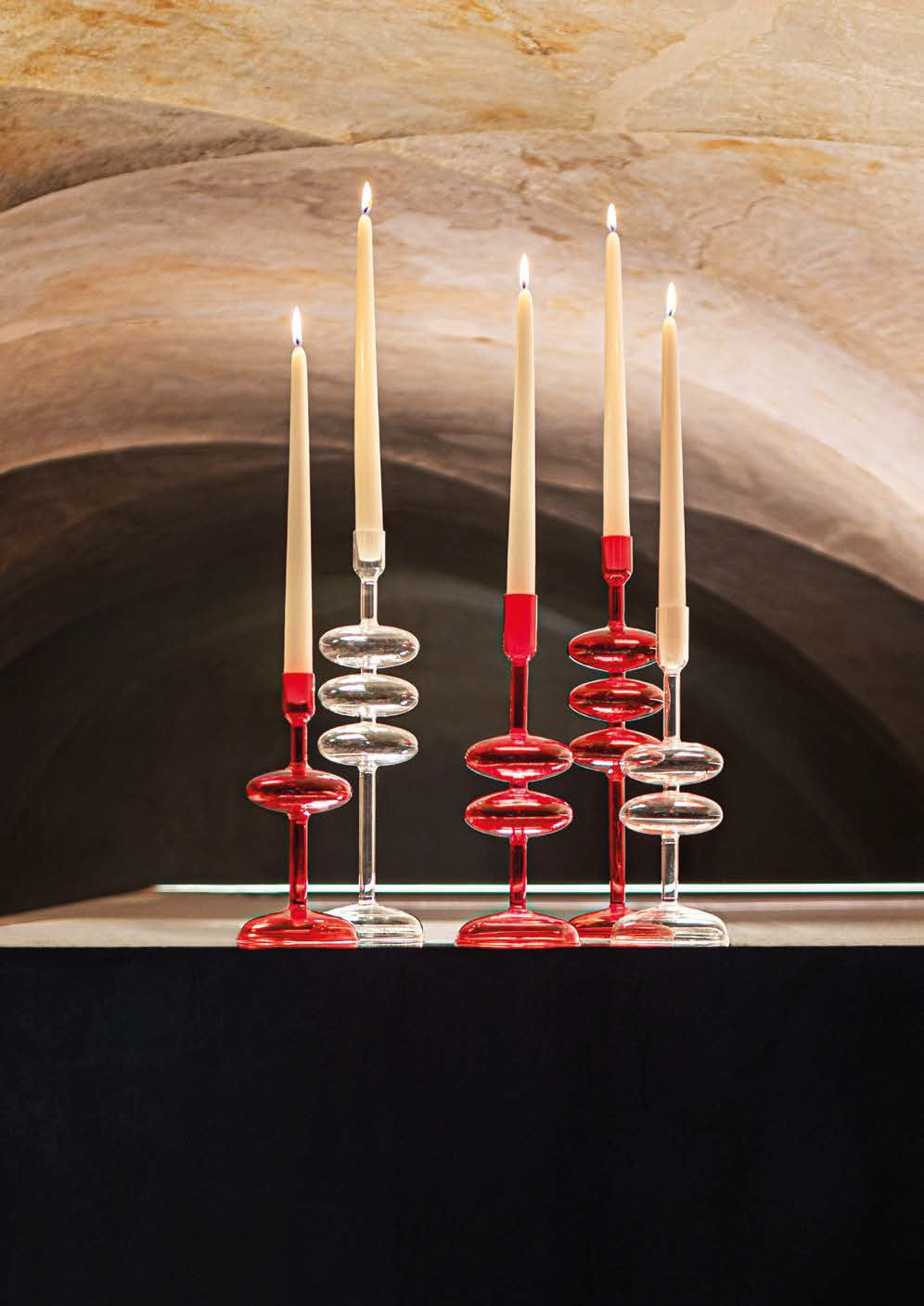 "Soffusi" Portacandela trasparente L è un'elegante creazione artistica di vetro borosilicato soffiato a bocca. Irregolarità e imperfezioni non sono considerati difetti ma caratteristiche tipiche di questa lavorazione. Dimensioni: Ø 10.5 x 36 h cm. In negozio e online su tuttochic.live 