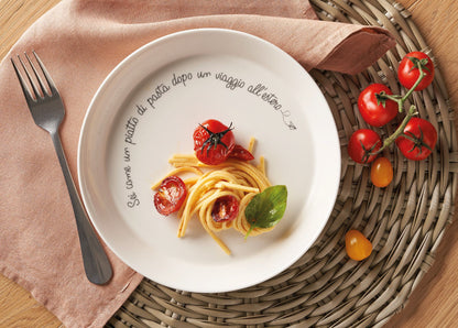 Set di 6 piatti fondi realizzati in porcellana con divertenti frasi d'effetto.  Dimensioni: cm Ø 21,5 x h 3,9. In negozio e online su tuttochic.live