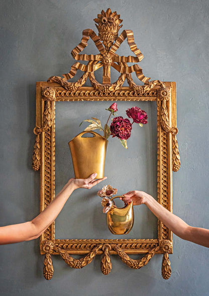 Esibisci il tuo gusto raffinato con il Vaso Borsa color oro lucido della collezione "LESFIZIOSE" di Rituali Domestici . Realizzato in gres, questo vaso portafiori aggiunge un tocco di eleganza a qualsiasi ambiente. Dimensioni: cm 13.5 x 10 x 18 h. In negozio e online su tuttochic.live