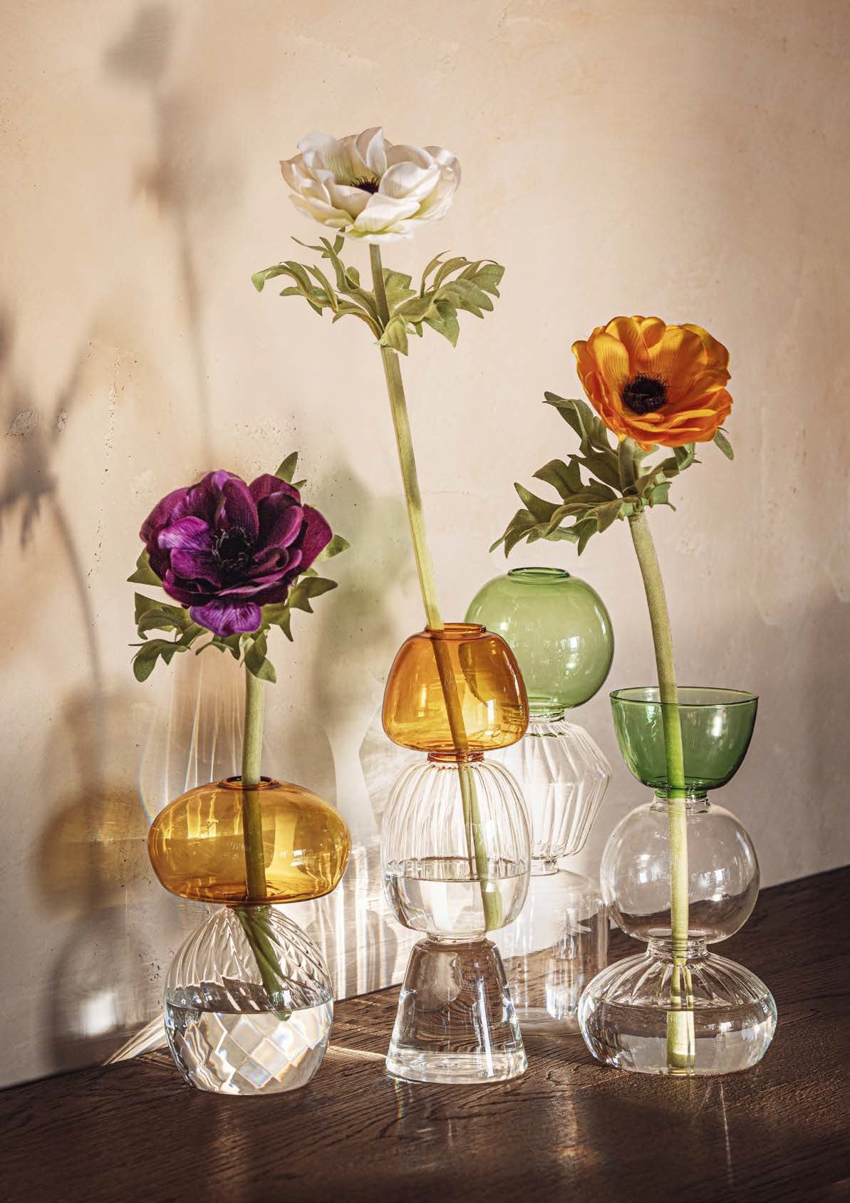 Vaso monofiore M ambra è un elegante e raffinato pezzo di design realizzato in vetro borosilicato.  Dimensioni: Ø 12 x 18 h. In negozio e online su tuttochic.live